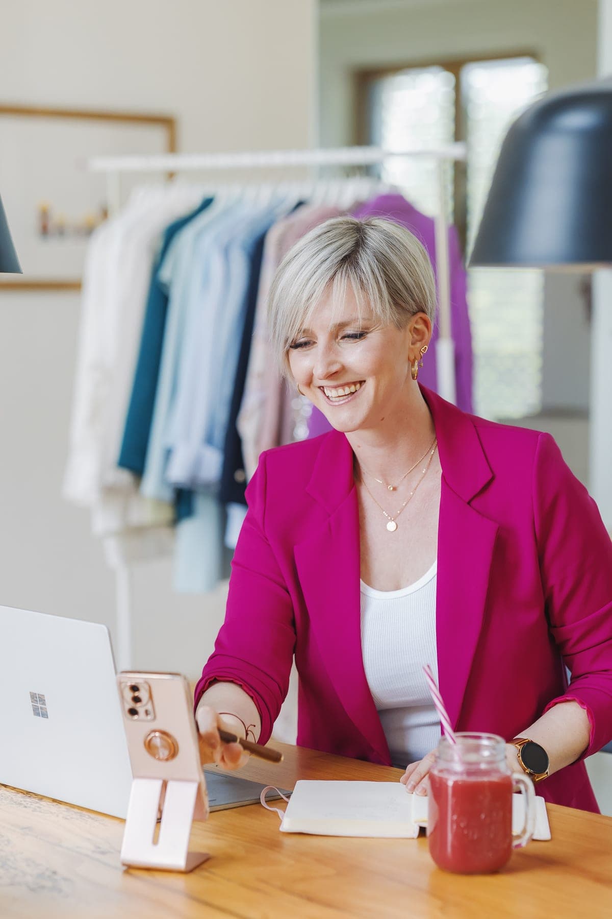 Karina, Style-Coach mit magenta Blazer, am Arbeitsplatz